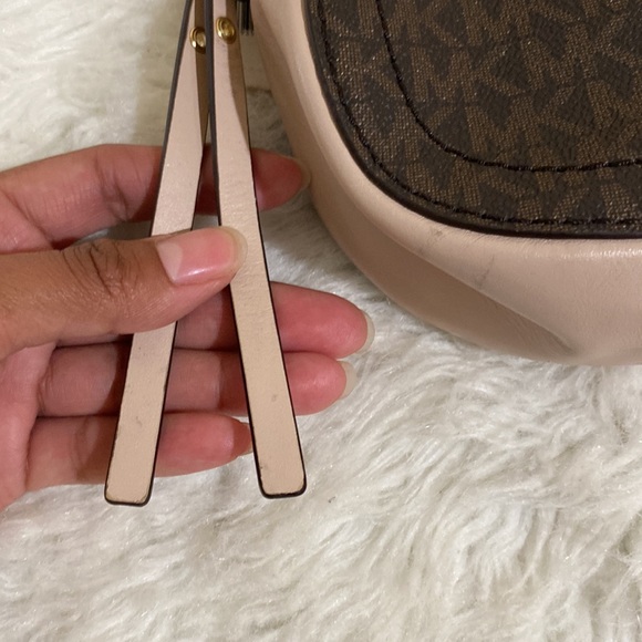 Micheal Kors Camden XS Pouchette - Picture 5 of 13